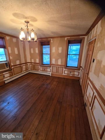 6 TOWNSHIP LINE RD, Line Lexington, PA 18932