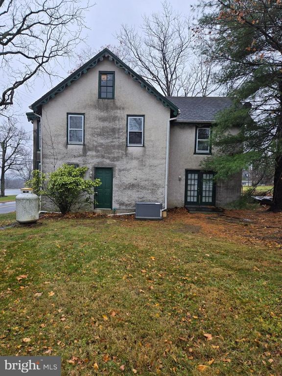 6 TOWNSHIP LINE RD, Line Lexington, PA 18932