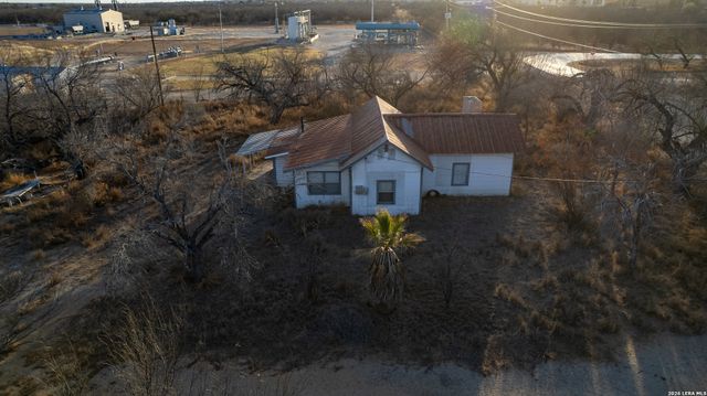 214 Cox Lane, Carrizo Springs, TX 78834