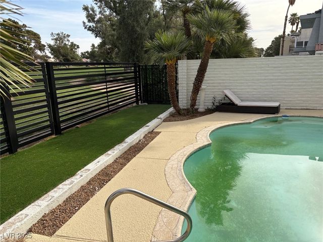 940 Vegas Valley Drive, Las Vegas, NV 89109