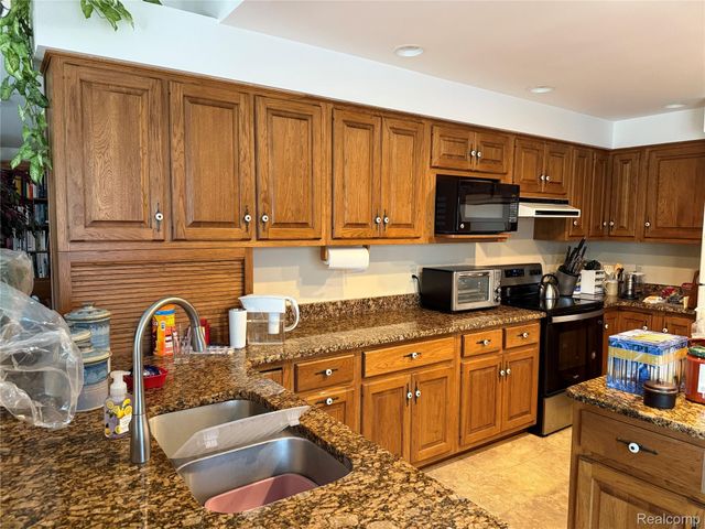 489 Chalfonte Avenue, Grosse Pointe Farms, MI 48236