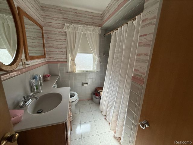 489 Chalfonte Avenue, Grosse Pointe Farms, MI 48236