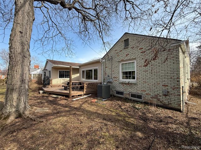 489 Chalfonte Avenue, Grosse Pointe Farms, MI 48236