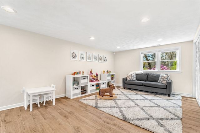 72 Oakcrest Rd, Needham, MA 02492