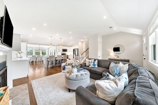 72 Oakcrest Rd, Needham, MA 02492