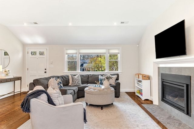 72 Oakcrest Rd, Needham, MA 02492