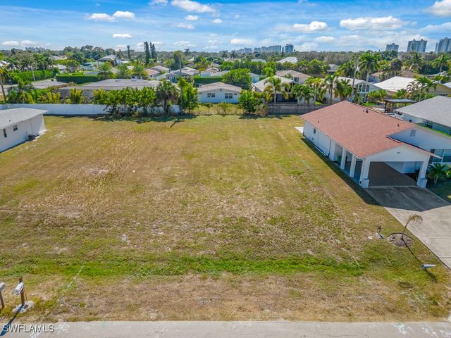 686 97th AVE N, Naples, FL 34108