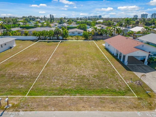 686 97th AVE N, Naples, FL 34108
