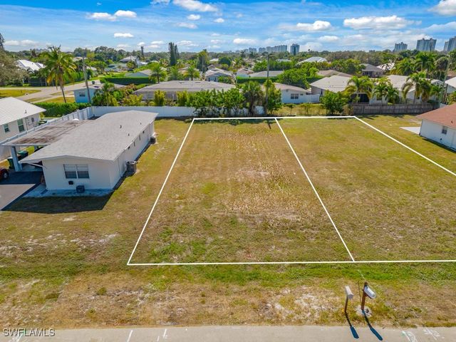 686 97th AVE N, Naples, FL 34108