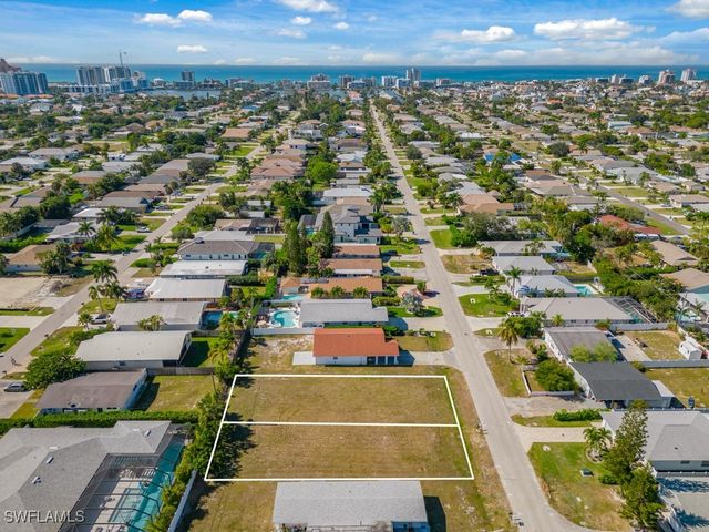 686 97th AVE N, Naples, FL 34108