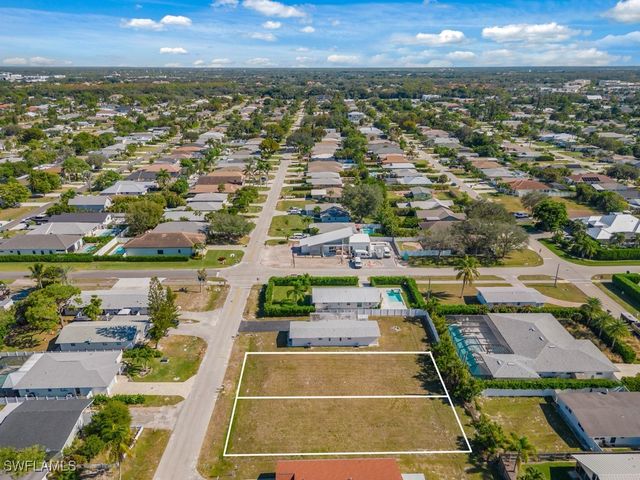 686 97th AVE N, Naples, FL 34108