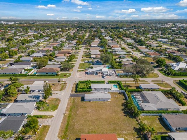 686 97th AVE N, Naples, FL 34108