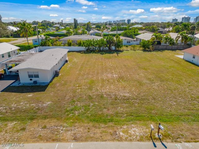 686 97th AVE N, Naples, FL 34108