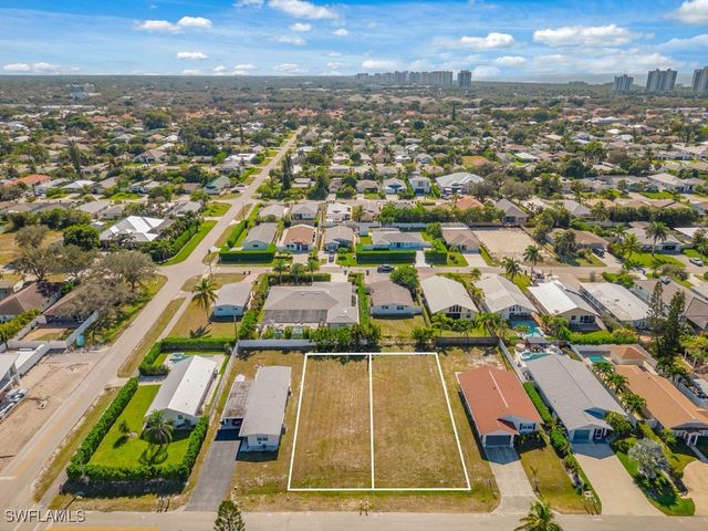 686 97th AVE N, Naples, FL 34108
