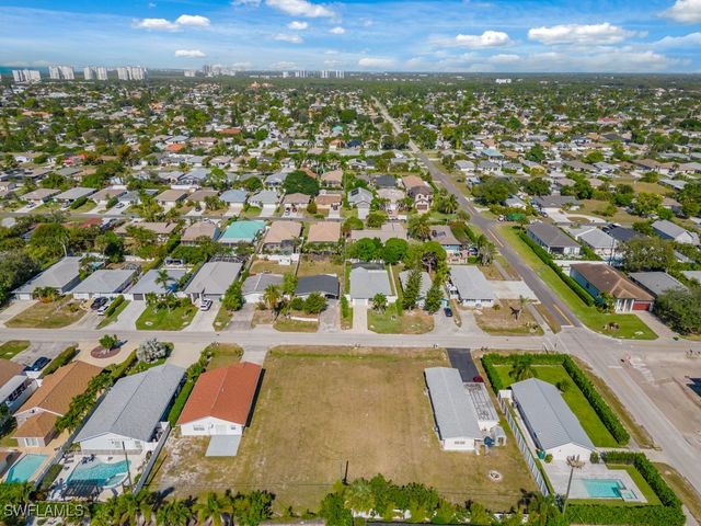 686 97th AVE N, Naples, FL 34108