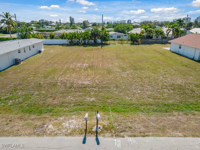 686 97th AVE N, Naples, FL 34108