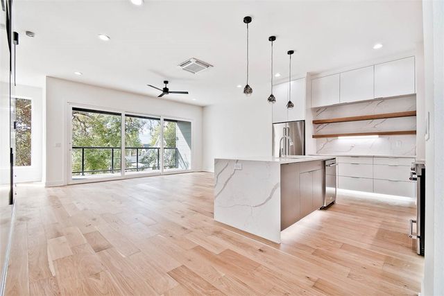 202 NW 9th Street, Bentonville, AR 72712