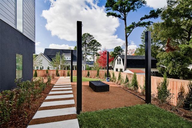 202 NW 9th Street, Bentonville, AR 72712