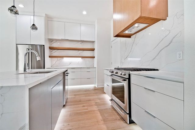 202 NW 9th Street, Bentonville, AR 72712