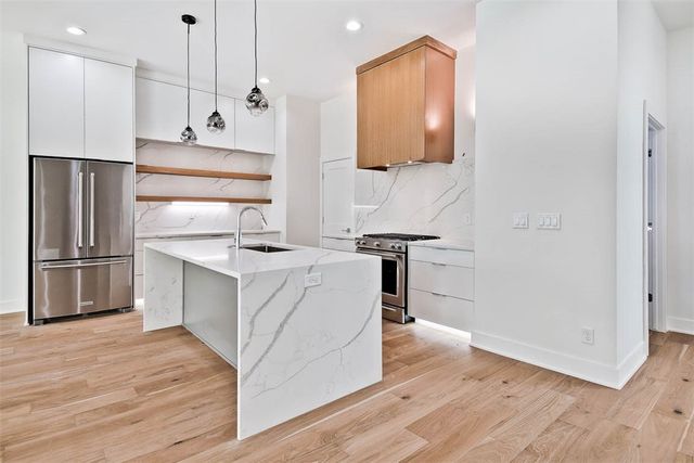 202 NW 9th Street, Bentonville, AR 72712