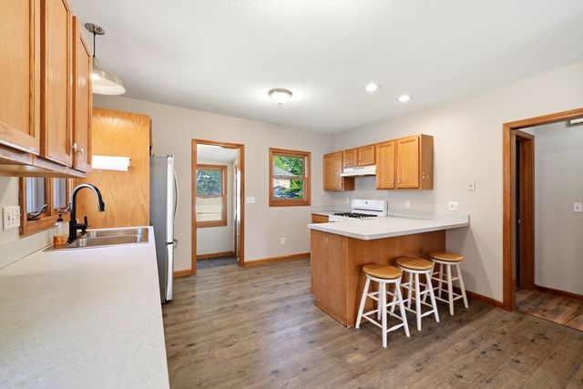 16 Park Pl, East Longmeadow, MA 01028