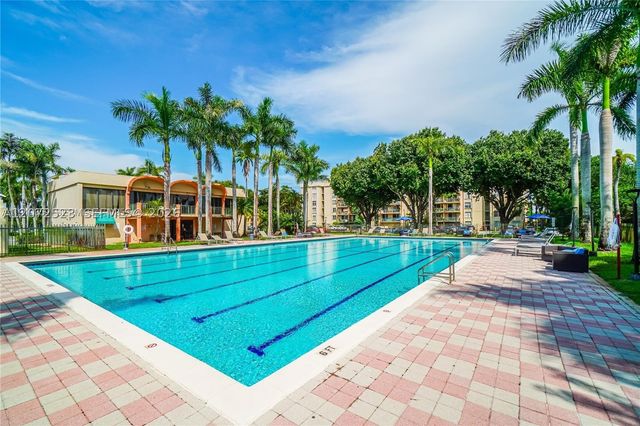 9320 Fontainebleau Blvd 215, Miami, FL 33172