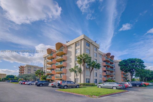 9320 Fontainebleau Blvd 215, Miami, FL 33172