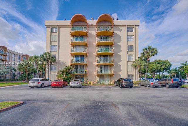 9320 Fontainebleau Blvd 215, Miami, FL 33172