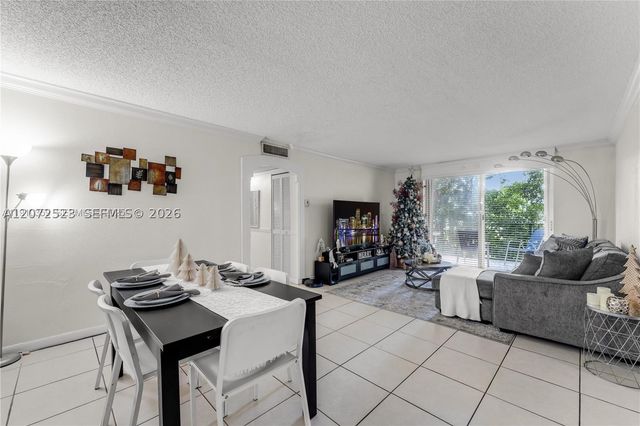 9320 Fontainebleau Blvd 215, Miami, FL 33172