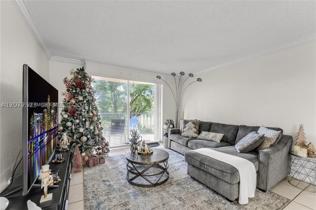 9320 Fontainebleau Blvd 215, Miami, FL 33172