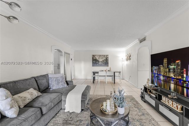 9320 Fontainebleau Blvd 215, Miami, FL 33172