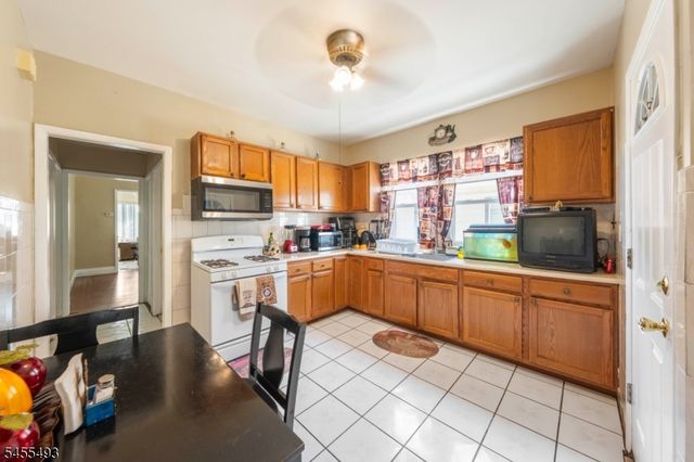 130 Acme St, Elizabeth City, NJ 07202
