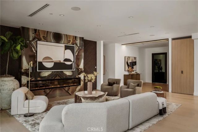 20703 Quedo Dr, Woodland Hills, CA 91364