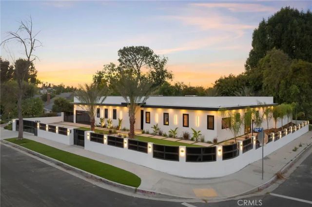 20703 Quedo Dr, Woodland Hills, CA 91364