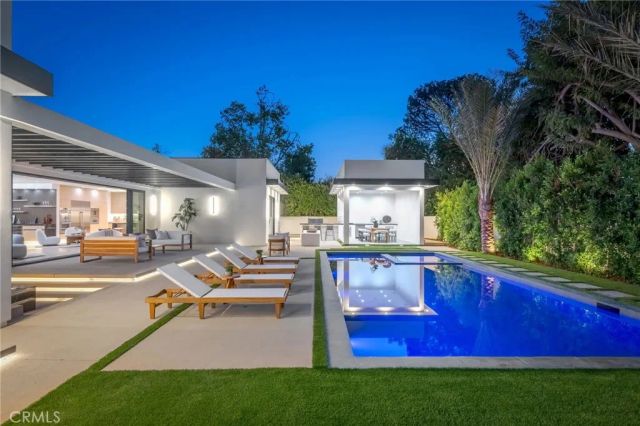 20703 Quedo Dr, Woodland Hills, CA 91364