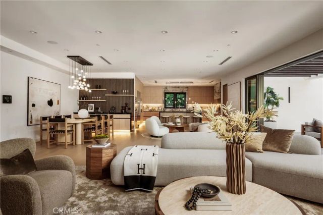 20703 Quedo Dr, Woodland Hills, CA 91364