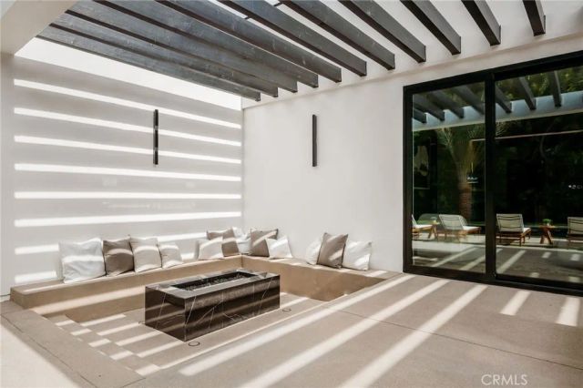 20703 Quedo Dr, Woodland Hills, CA 91364