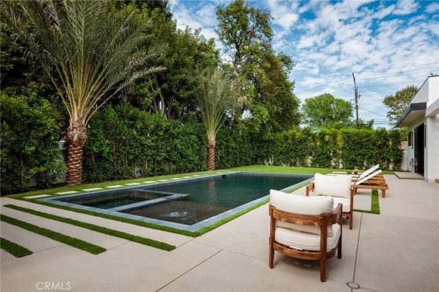 20703 Quedo Dr, Woodland Hills, CA 91364