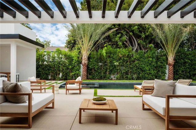 20703 Quedo Dr, Woodland Hills, CA 91364