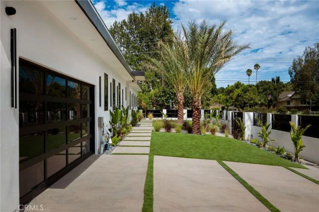 20703 Quedo Dr, Woodland Hills, CA 91364