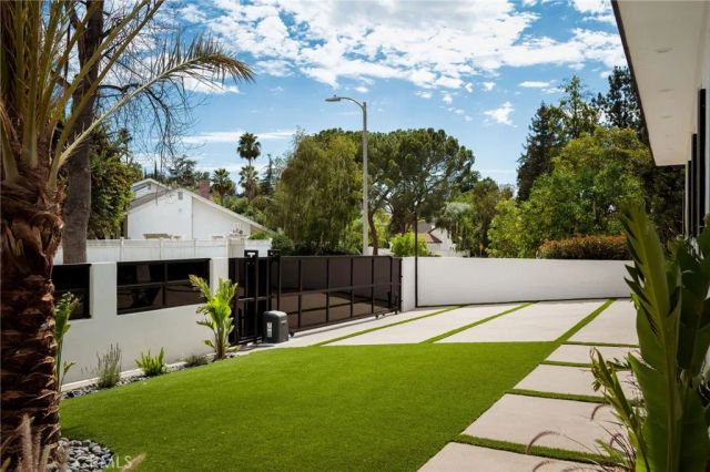 20703 Quedo Dr, Woodland Hills, CA 91364