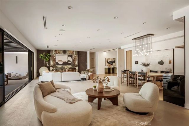20703 Quedo Dr, Woodland Hills, CA 91364