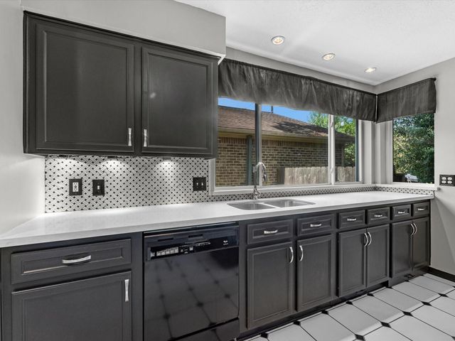 9006 Donys Drive, Houston, TX 77040