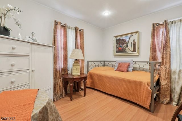 4 Brookview Dr, Woodland Park, NJ 07424