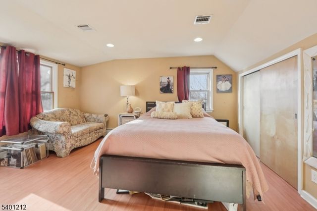 4 Brookview Dr, Woodland Park, NJ 07424