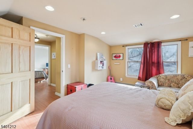 4 Brookview Dr, Woodland Park, NJ 07424