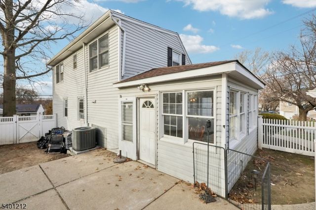 4 Brookview Dr, Woodland Park, NJ 07424