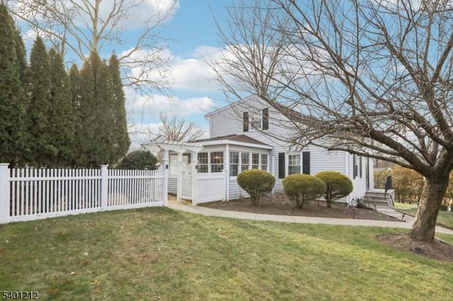 4 Brookview Dr, Woodland Park, NJ 07424