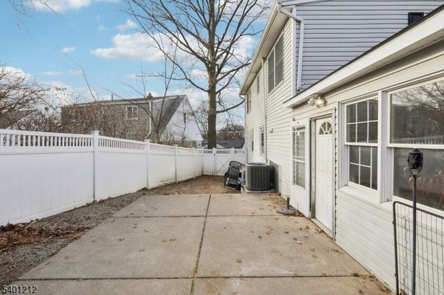 4 Brookview Dr, Woodland Park, NJ 07424