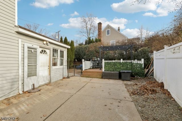 4 Brookview Dr, Woodland Park, NJ 07424